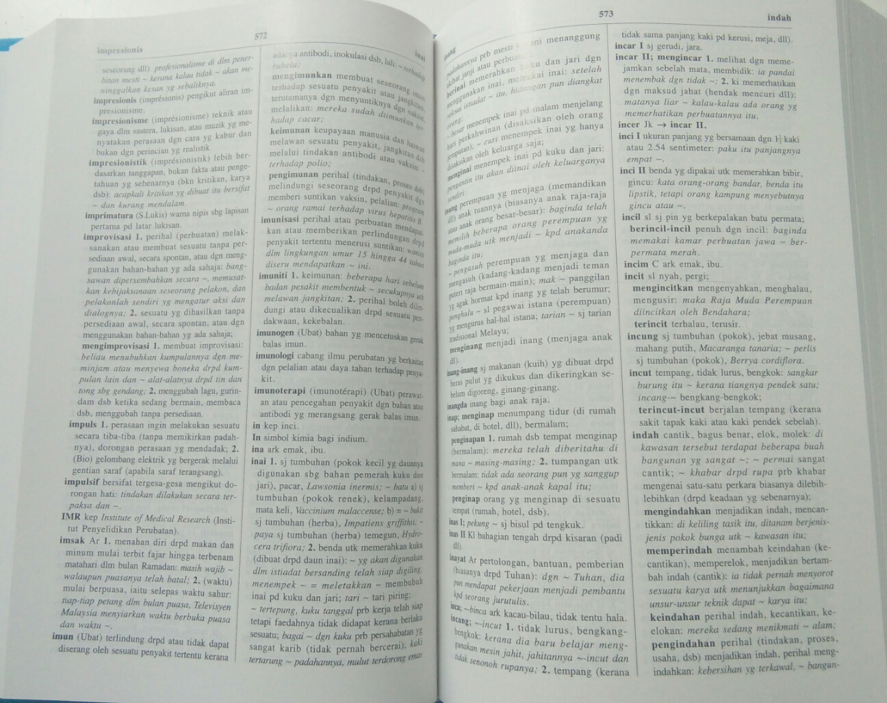 Dewan pustaka kamus bahasa terkini dan edisi Kamus Dewan